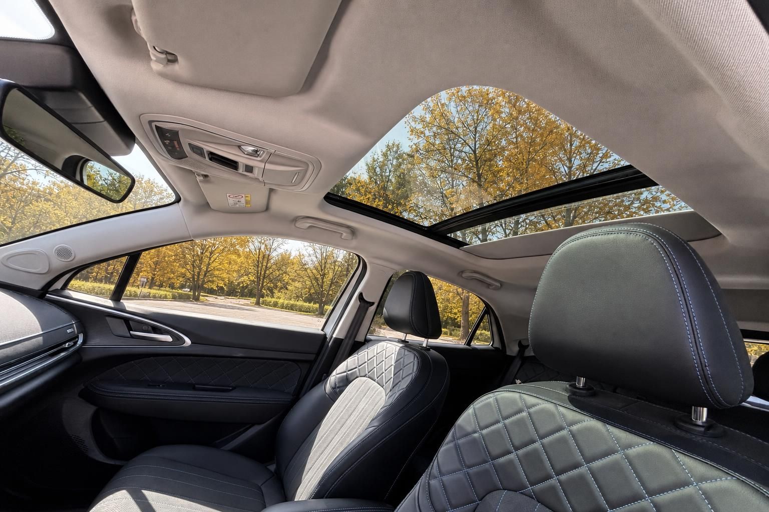 Fahrzeug Innenraum mit Panorama-Schiebedach und schwarzen Ledersitzen