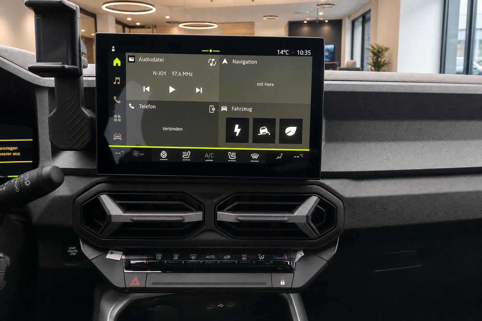 Fahrzeug Infotainment-Display mit Navigation, Audio und Klimaanlage Bedienoberfläche
