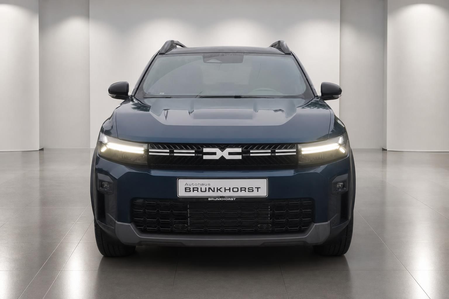 Dacia Bigster SUV Frontansicht mit LED-Scheinwerfern in Dunkelblau