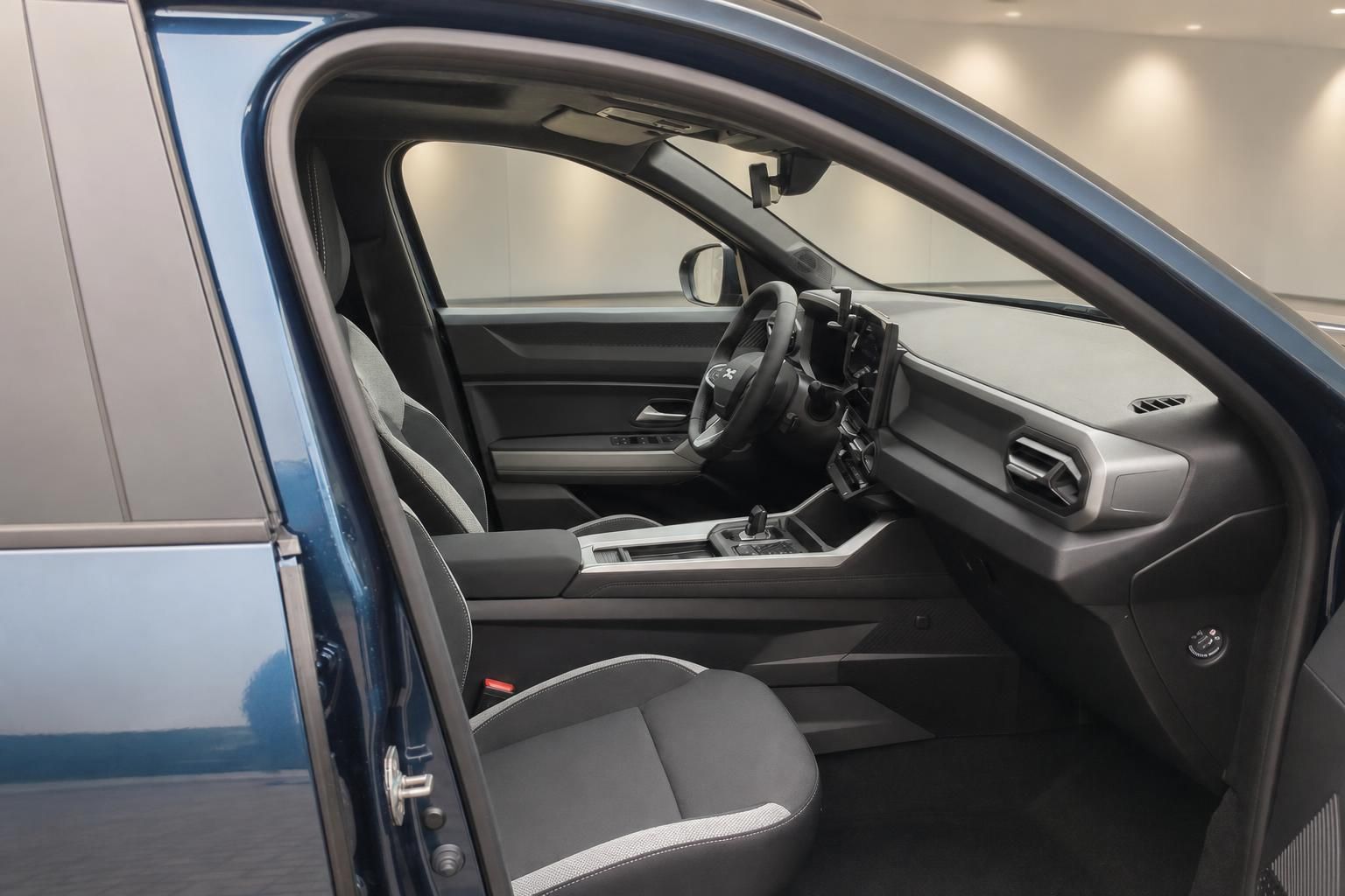 Dacia Bigster Innenraum mit grauen Sitzen und moderner Ausstattung