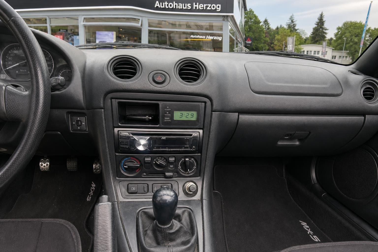 Mazda MX-5 Innenraum Cockpit Dashboard mit JVC Radio und Schaltknauf - Roadster Interior