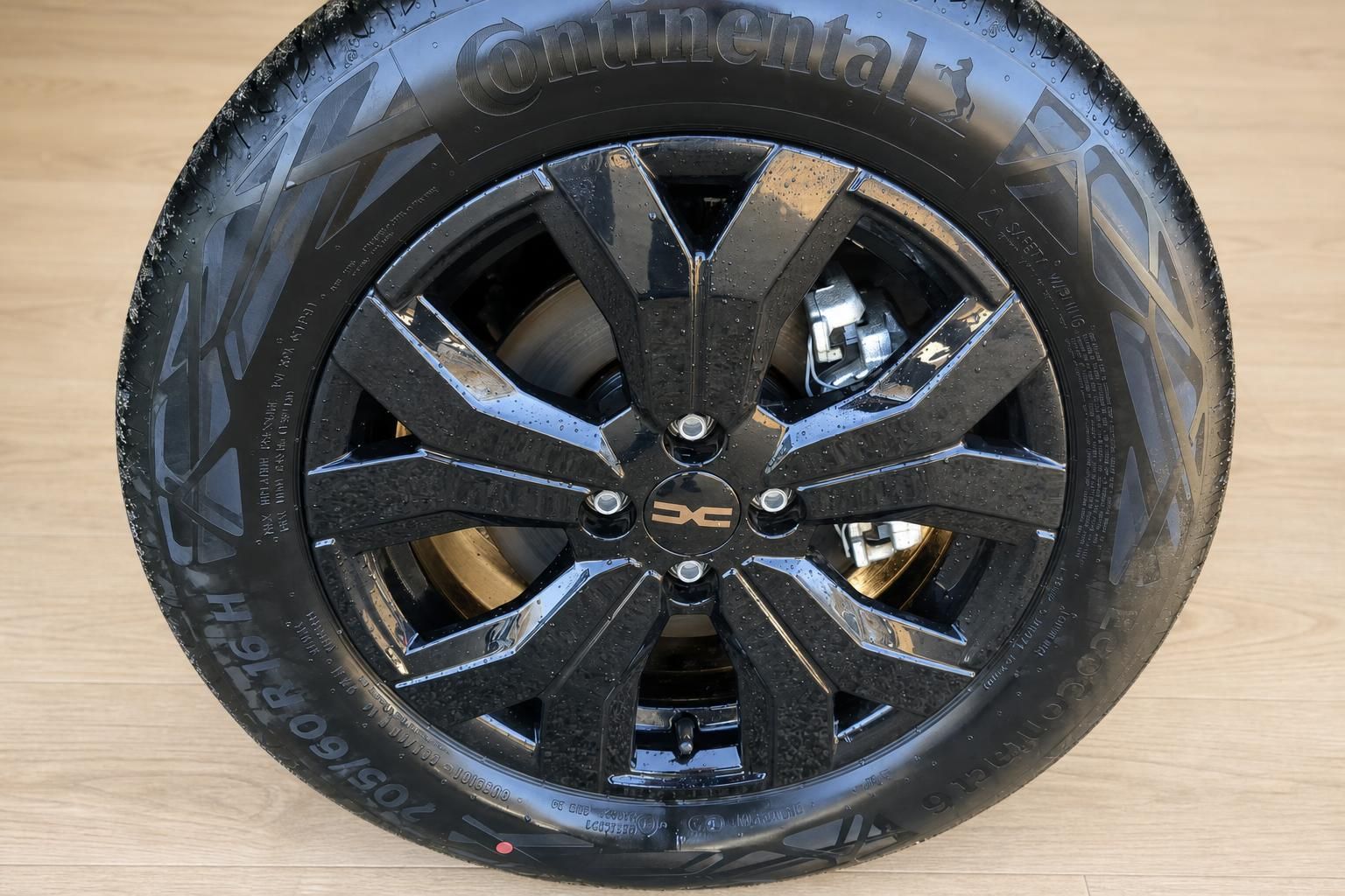 Nahaufnahme Leichtmetallfelge mit Continental Reifen am Fahrzeug