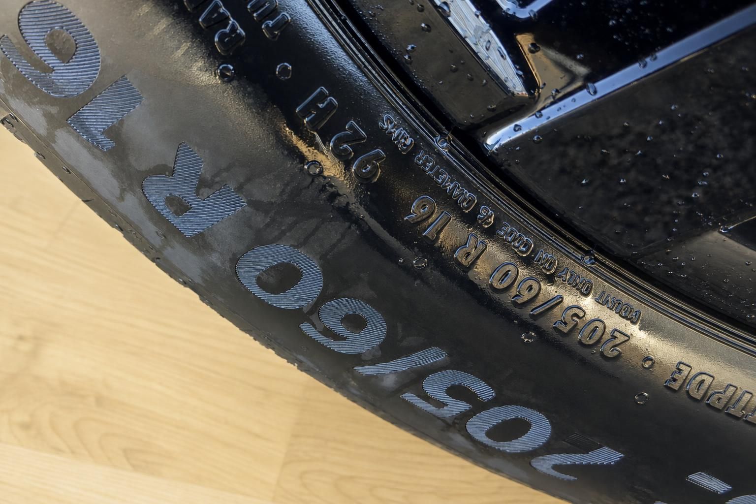 Detailaufnahme Reifenflanke mit Reifengroesse 205/60 R16
