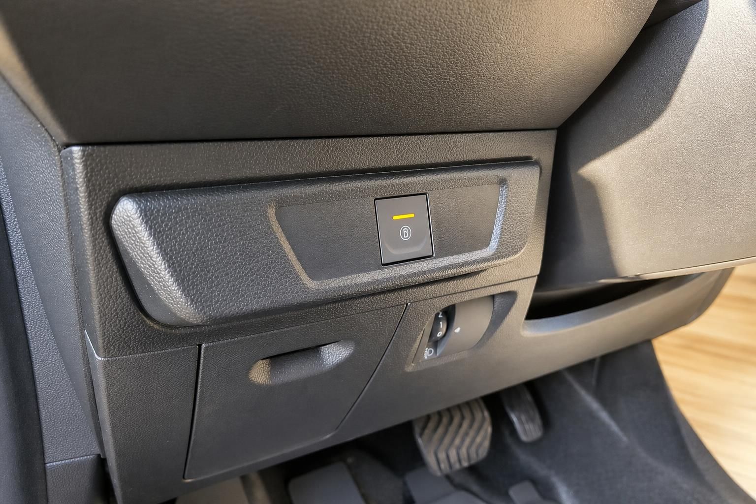Innenraumdetail mit Bedienelementen und Lichtschalter im Fahrzeug