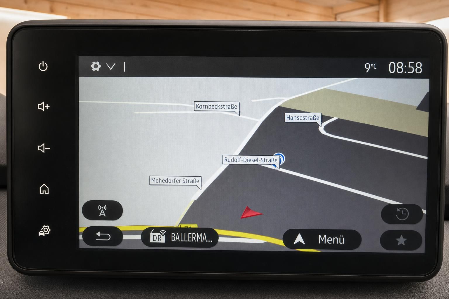 Navigationssystem mit Kartenansicht im Fahrzeug-Infotainment-Display