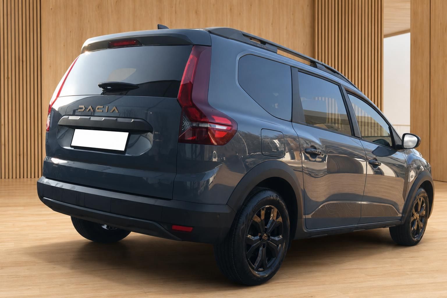 Dacia Jogger in Grau, Heckansicht mit Dachreling im Showroom