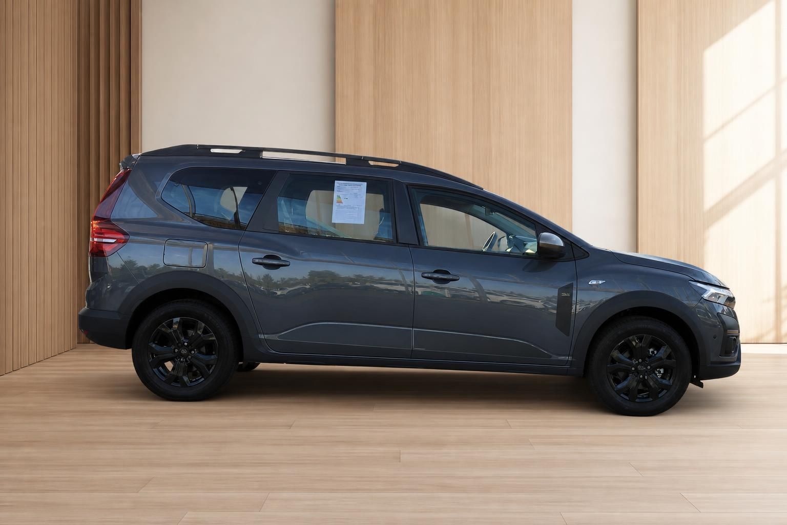Dacia Jogger grau, Seitenansicht mit schwarzen Alufelgen
