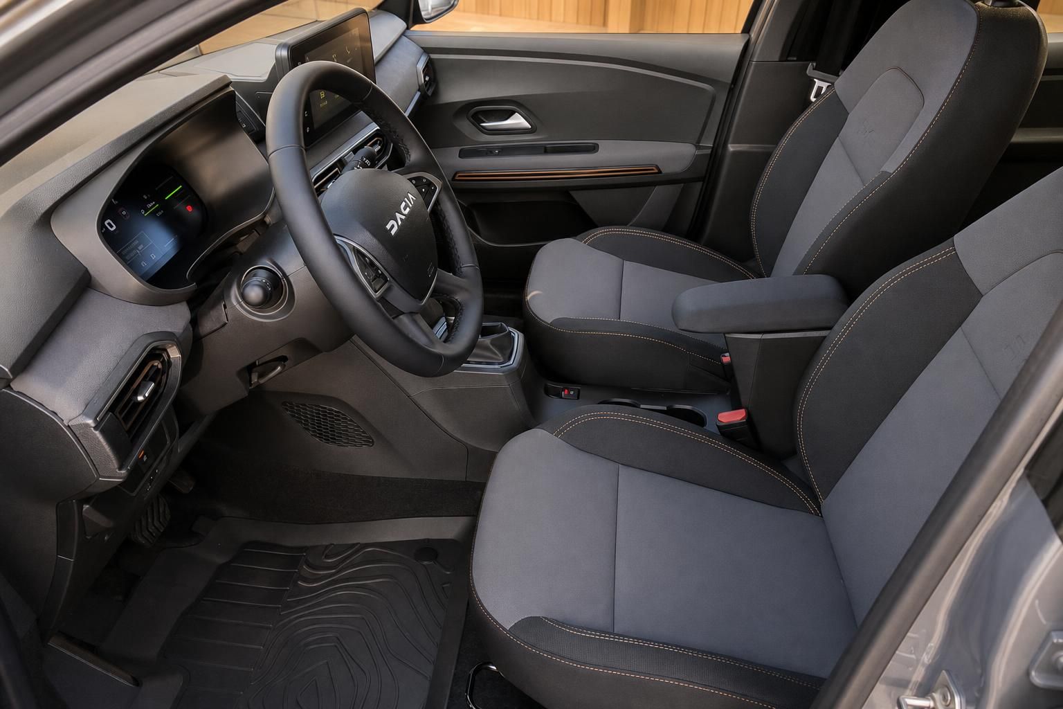 Dacia Innenraum mit Sportsitzen und Lederlenkrad im Detail