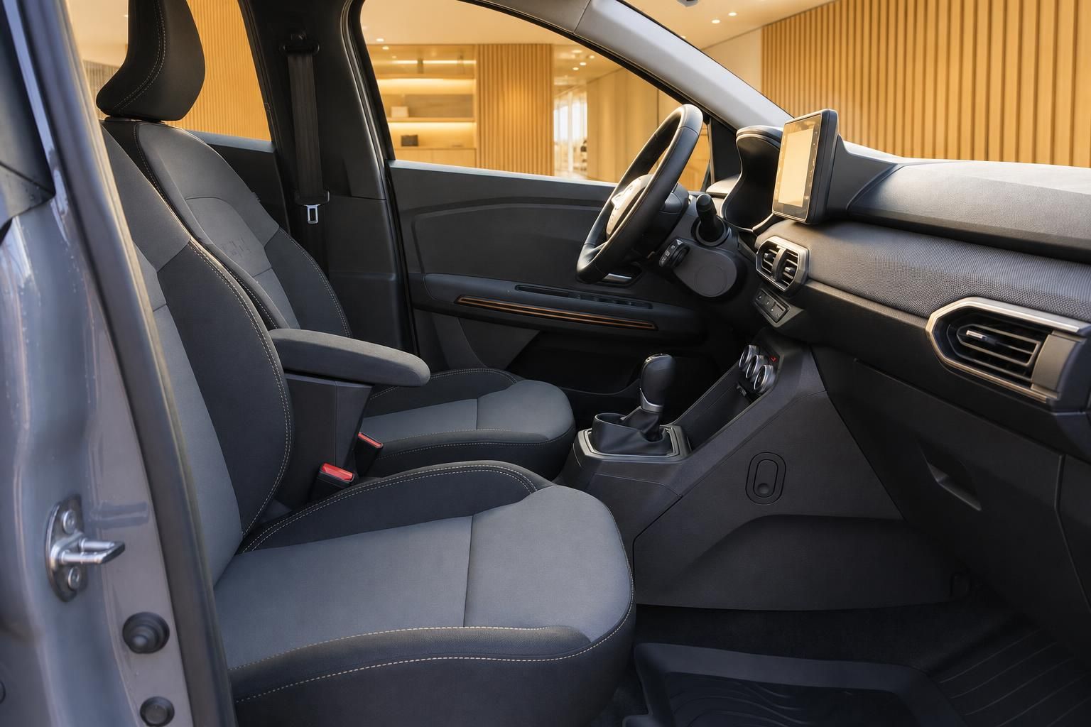 Vordersitze und Cockpit mit Schaltung im Dacia Innenraum von der Fahrertür aus