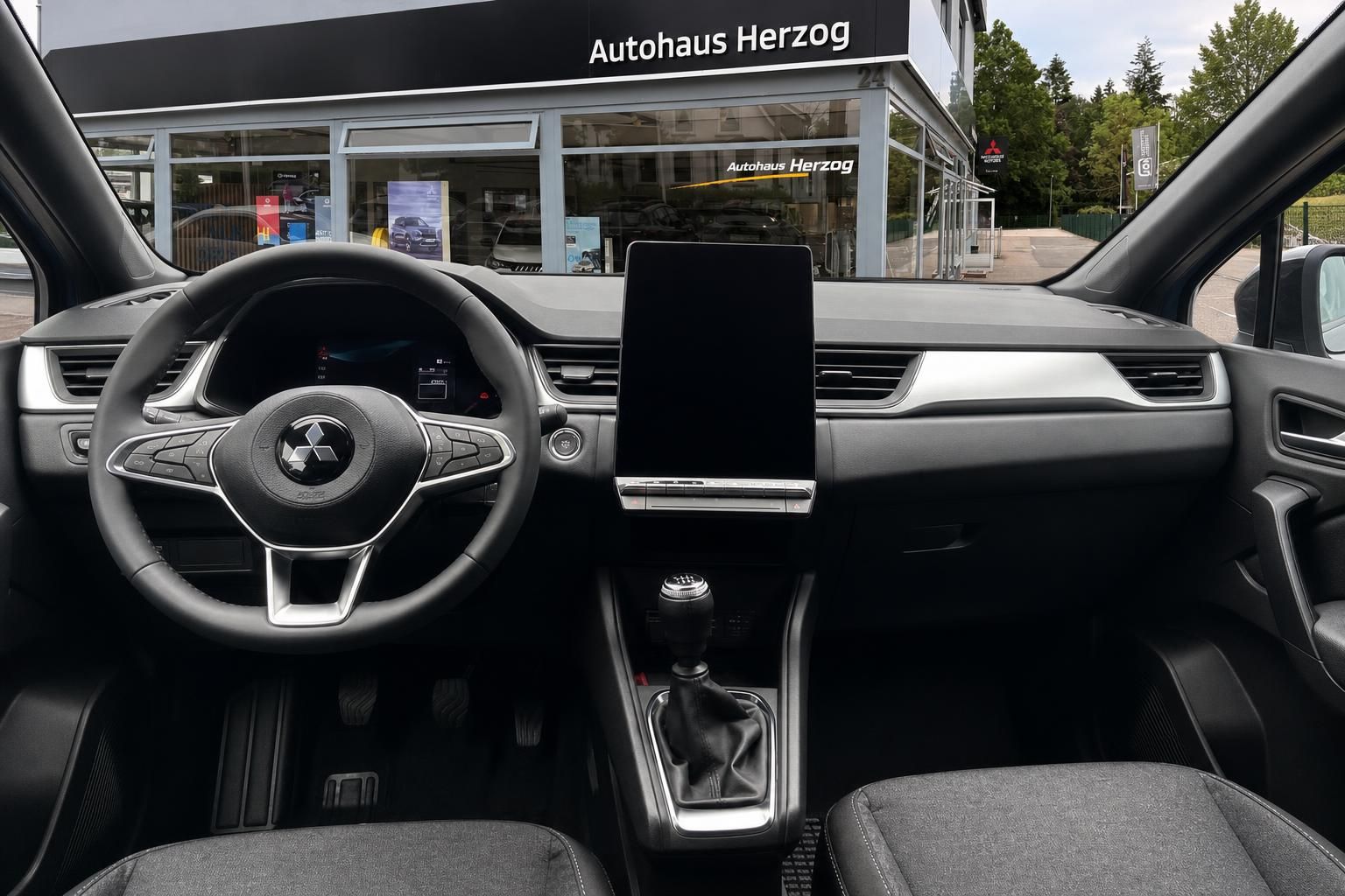 Cockpit Mitsubishi mit Lenkrad und Touchscreen Display Detail