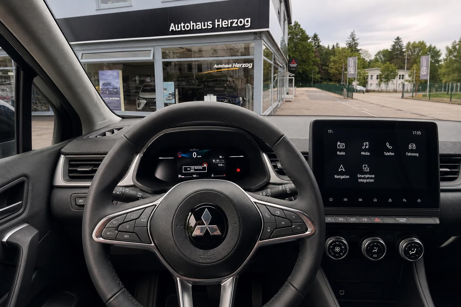 Mitsubishi Lenkrad und Cockpit mit digitalem Display im Detail