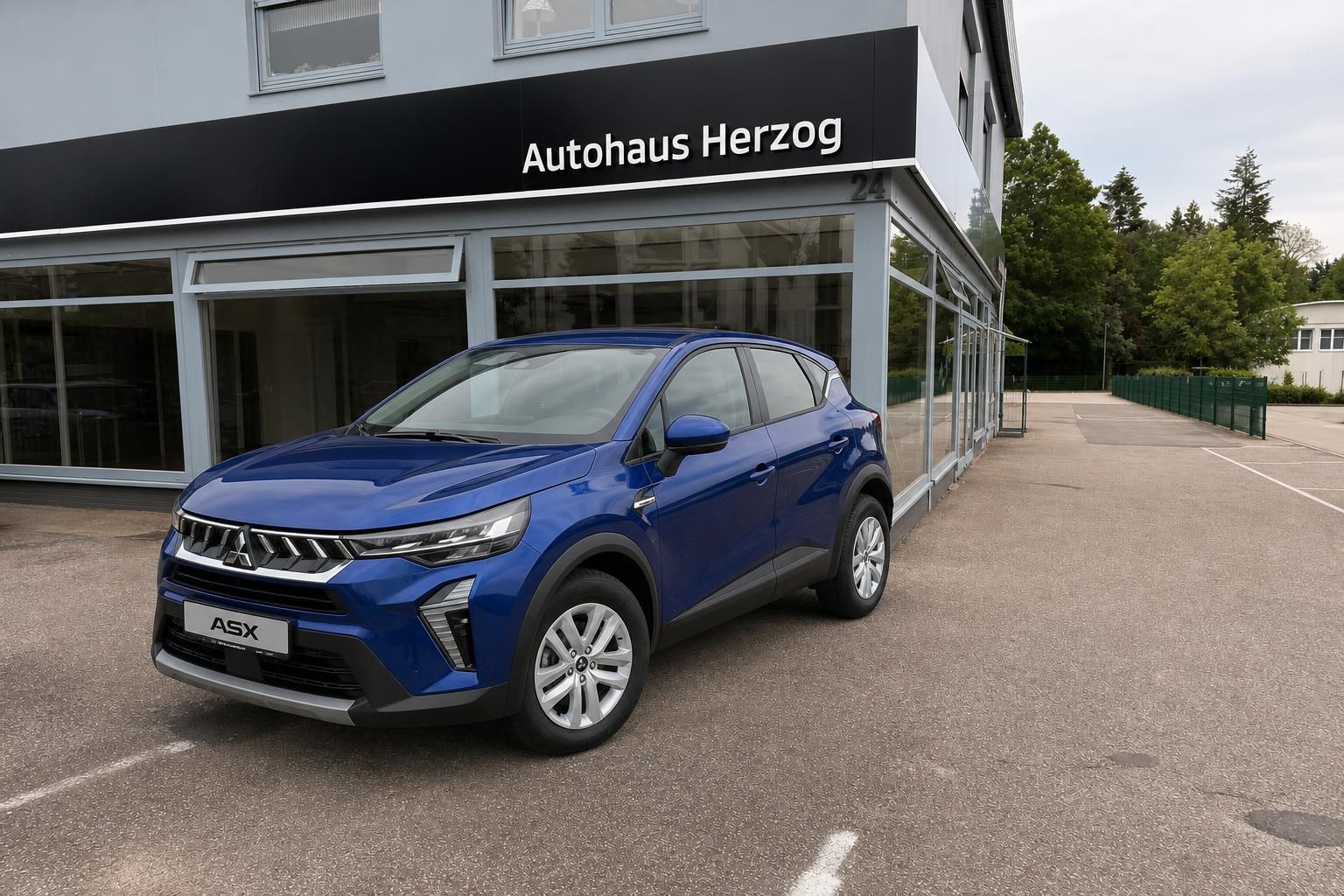Mitsubishi ASX in Blau vor Autohaus Herzog geparkt