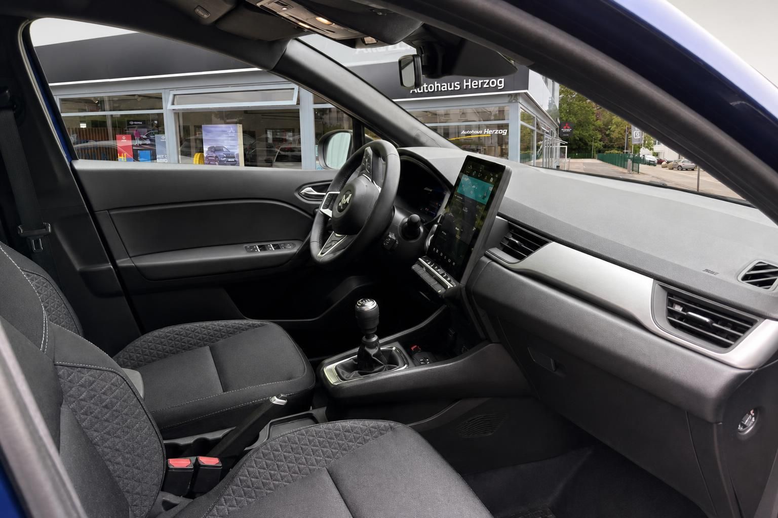 Mitsubishi Innenraum mit Schaltgetriebe und Touchscreen Ansicht