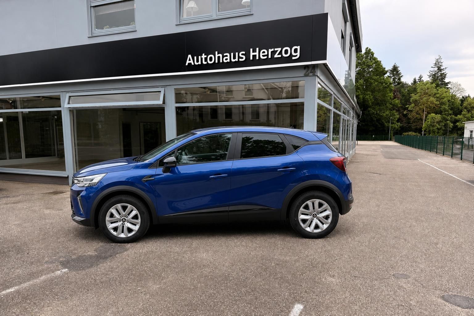 Mitsubishi ASX blau metallic Seitenansicht vor Autohaus Herzog