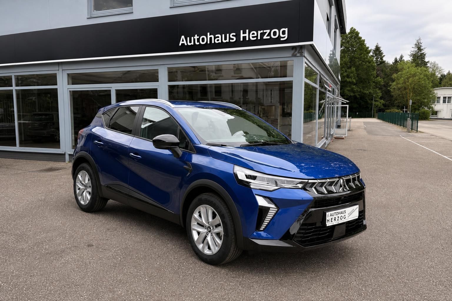 Mitsubishi SUV blau, Frontansicht vor Autohaus Herzog geparkt