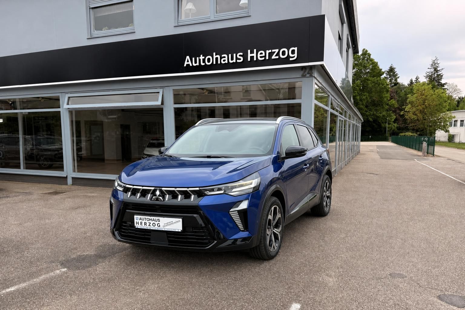 Mitsubishi SUV blau, Frontansicht mit Kennzeichenhalter Autohaus Herzog