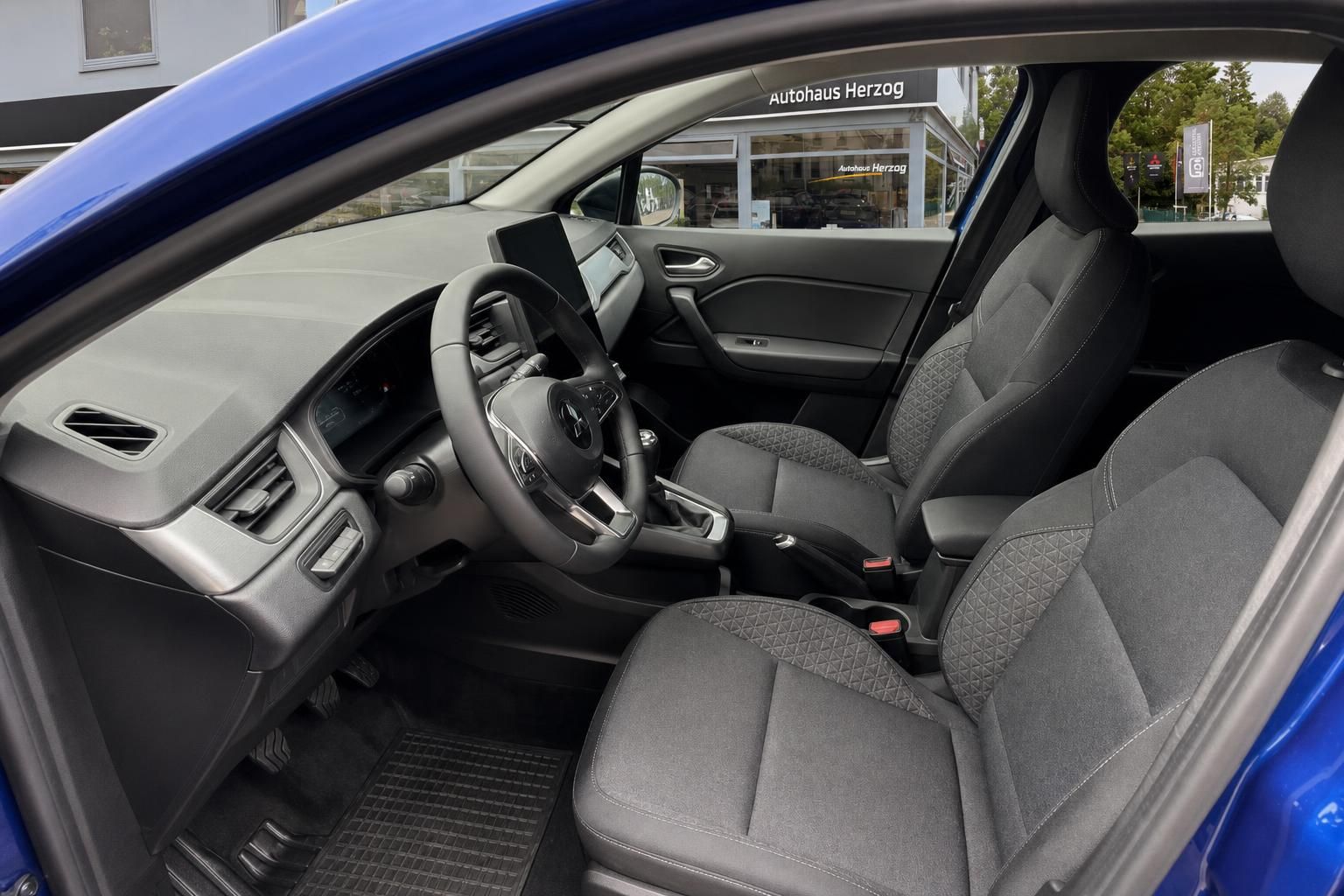 Innenraum Mitsubishi SUV mit Sitzen und Cockpit im Blick