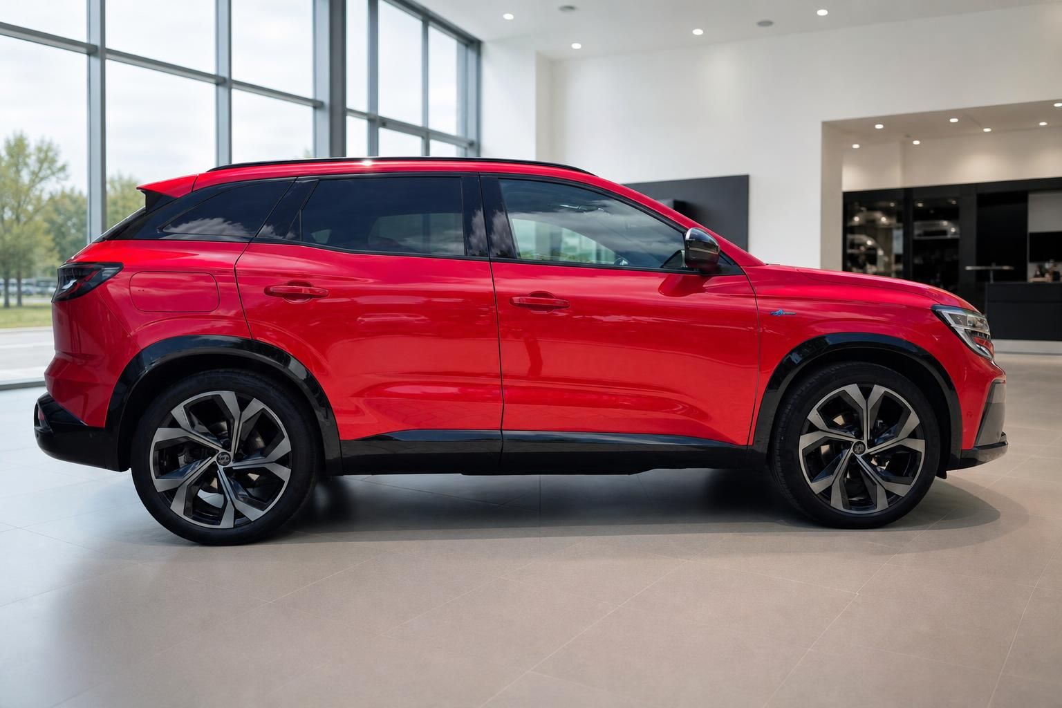 Roter SUV Seitenansicht im Autohaus Showroom