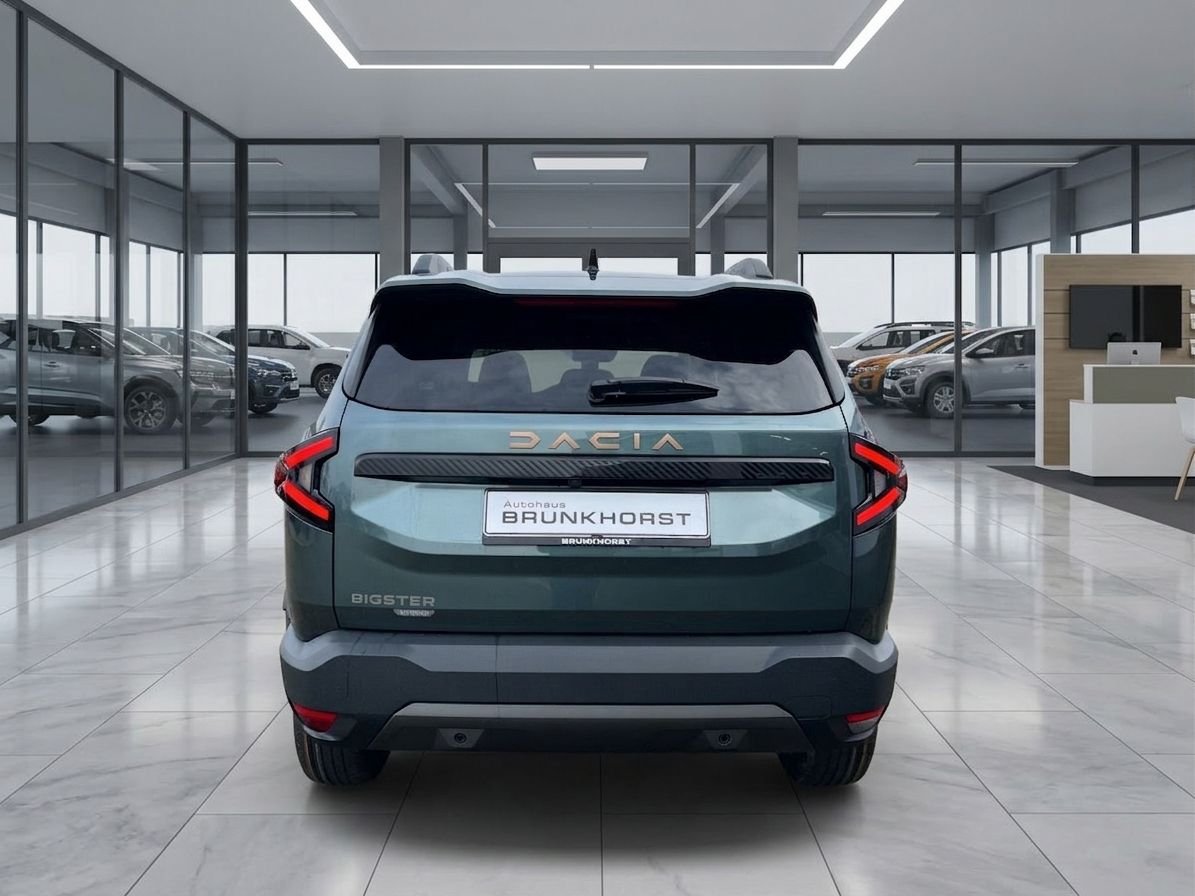 Dacia Bigster SUV grau Heckansicht im Autohaus - Rückleuchten und Kennzeichen sichtbar