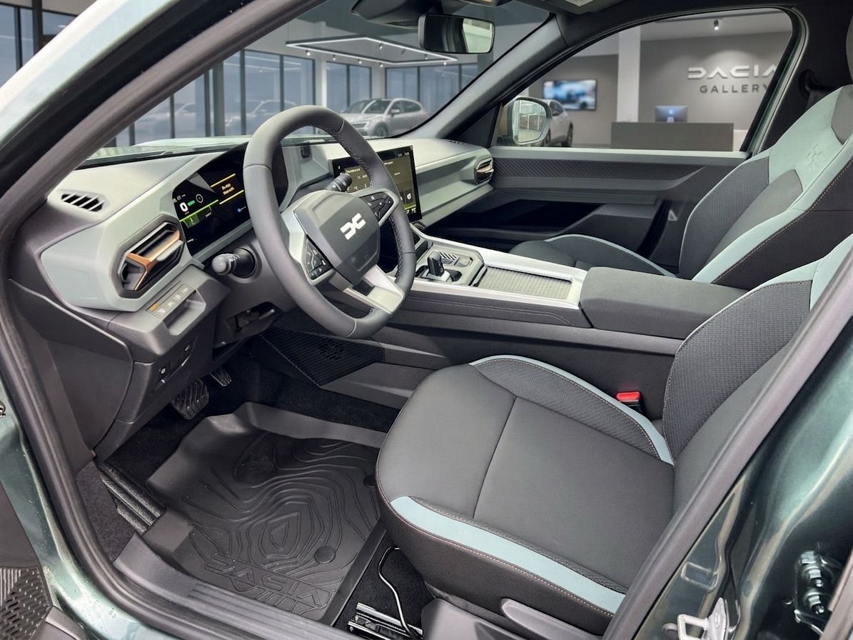 Dacia Innenraum grau-schwarz mit digitalem Cockpit und modernem Armaturenbrett