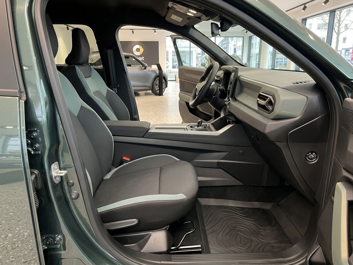 Dacia Innenraum Vordersitze mit grauer Stoff-Ausstattung und modernem Design