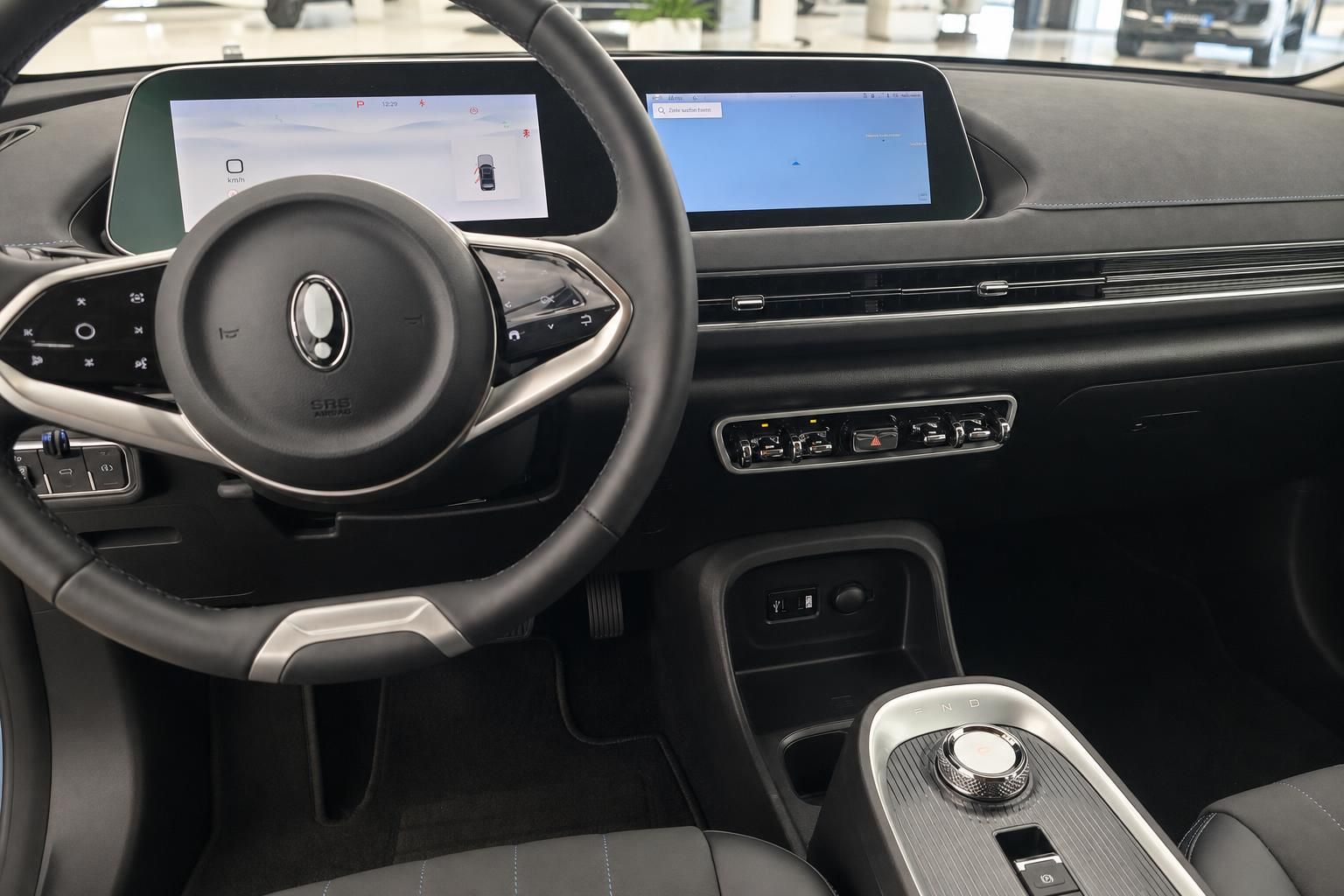 ORA Elektroauto Cockpit mit Lenkrad, Dual-Touchscreen und modernem Interieur