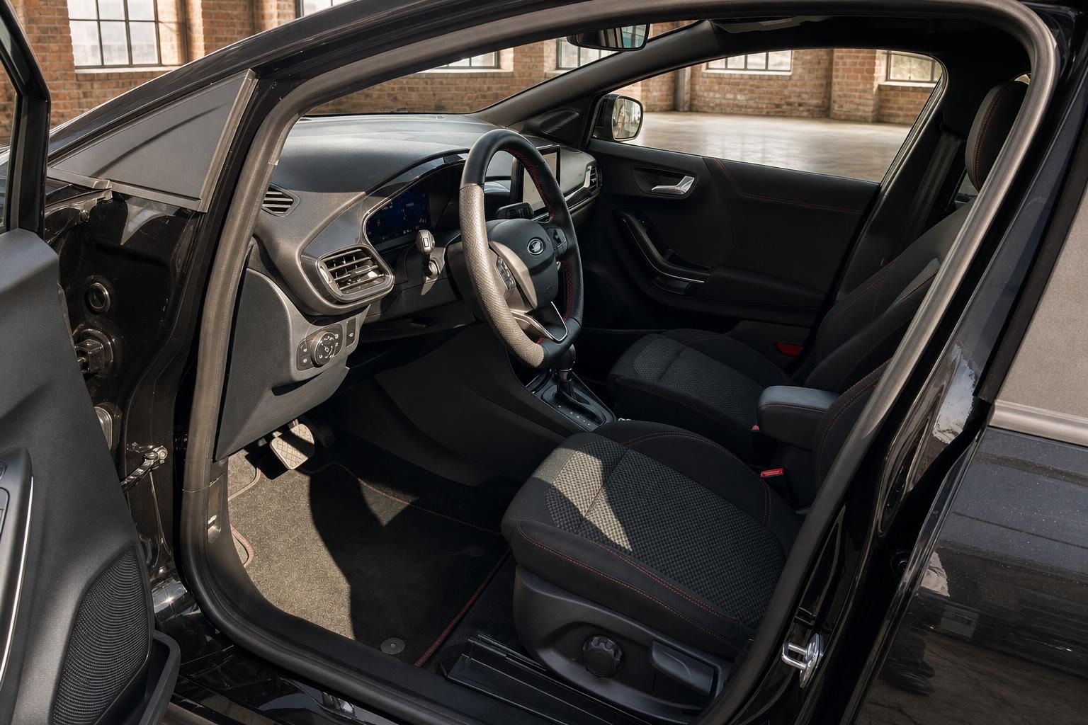 Ford Puma Innenraum Fahrersitz und Cockpit mit Lederlenkrad