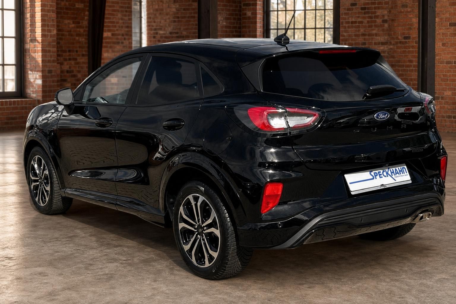 Ford Puma schwarz Heckansicht seitlich mit LED-Rückleuchten