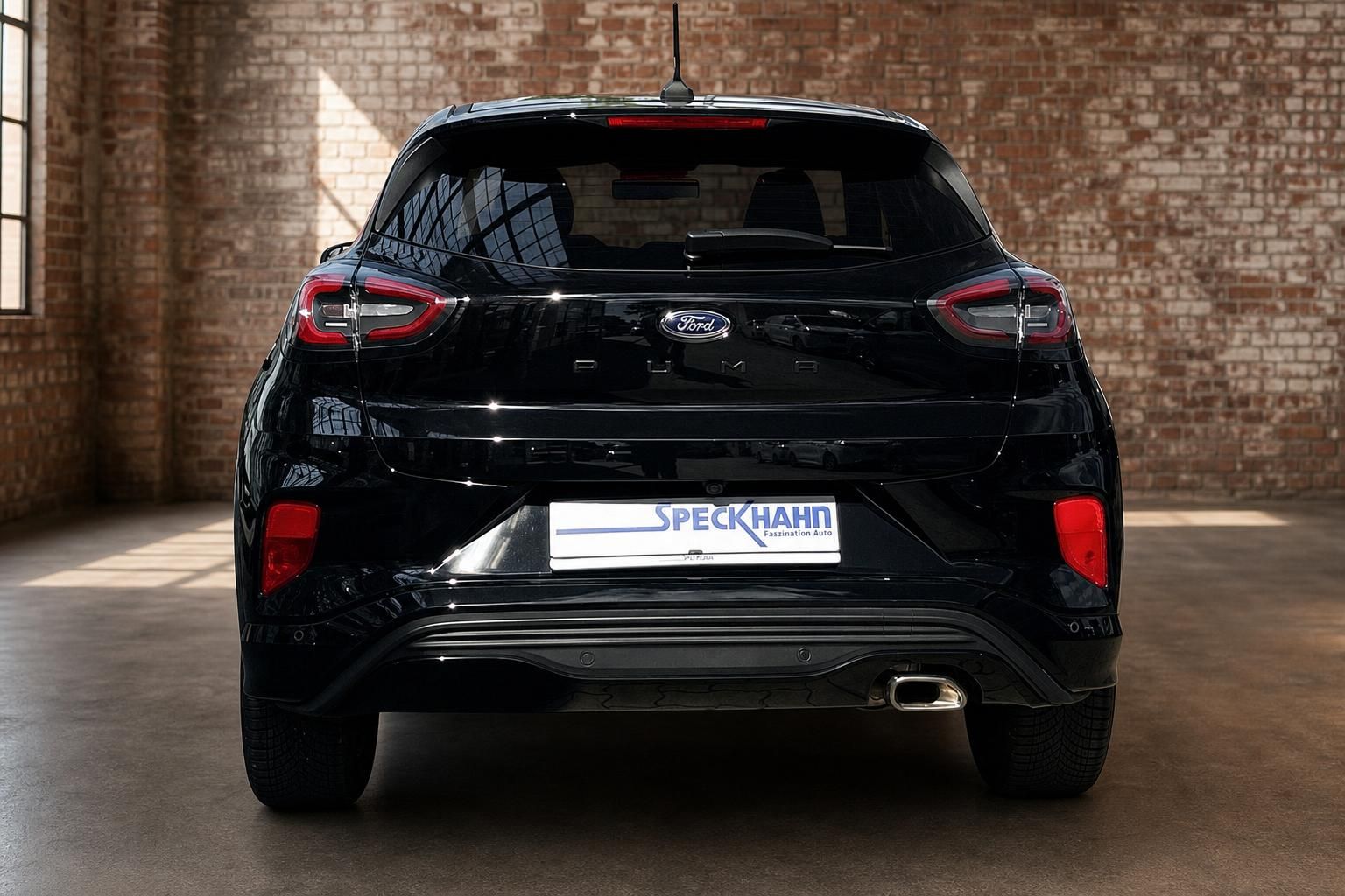 Ford Puma schwarz direkte Heckansicht mit Kennzeichenhalter Speckhahn