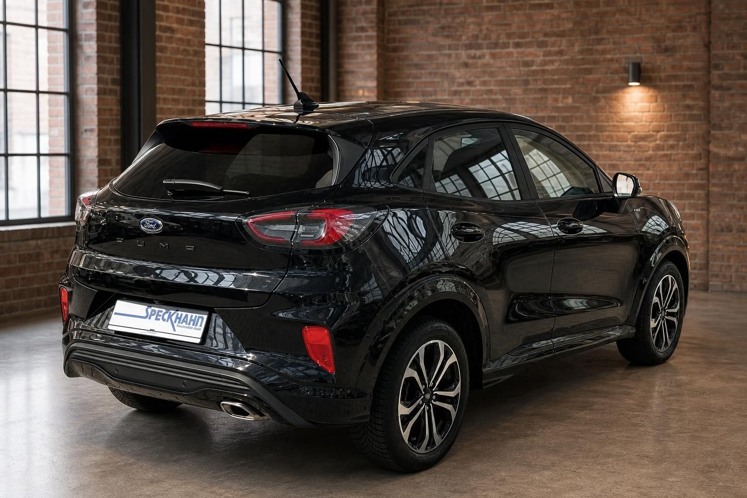 Ford Puma schwarz Heck-Seitenansicht mit Leichtmetallfelgen