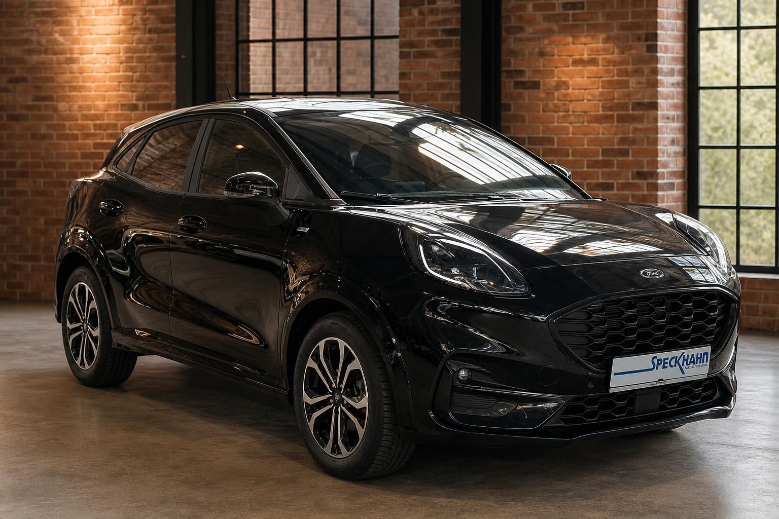 Ford Puma schwarz Frontansicht schräg mit Kühlergrill Detail