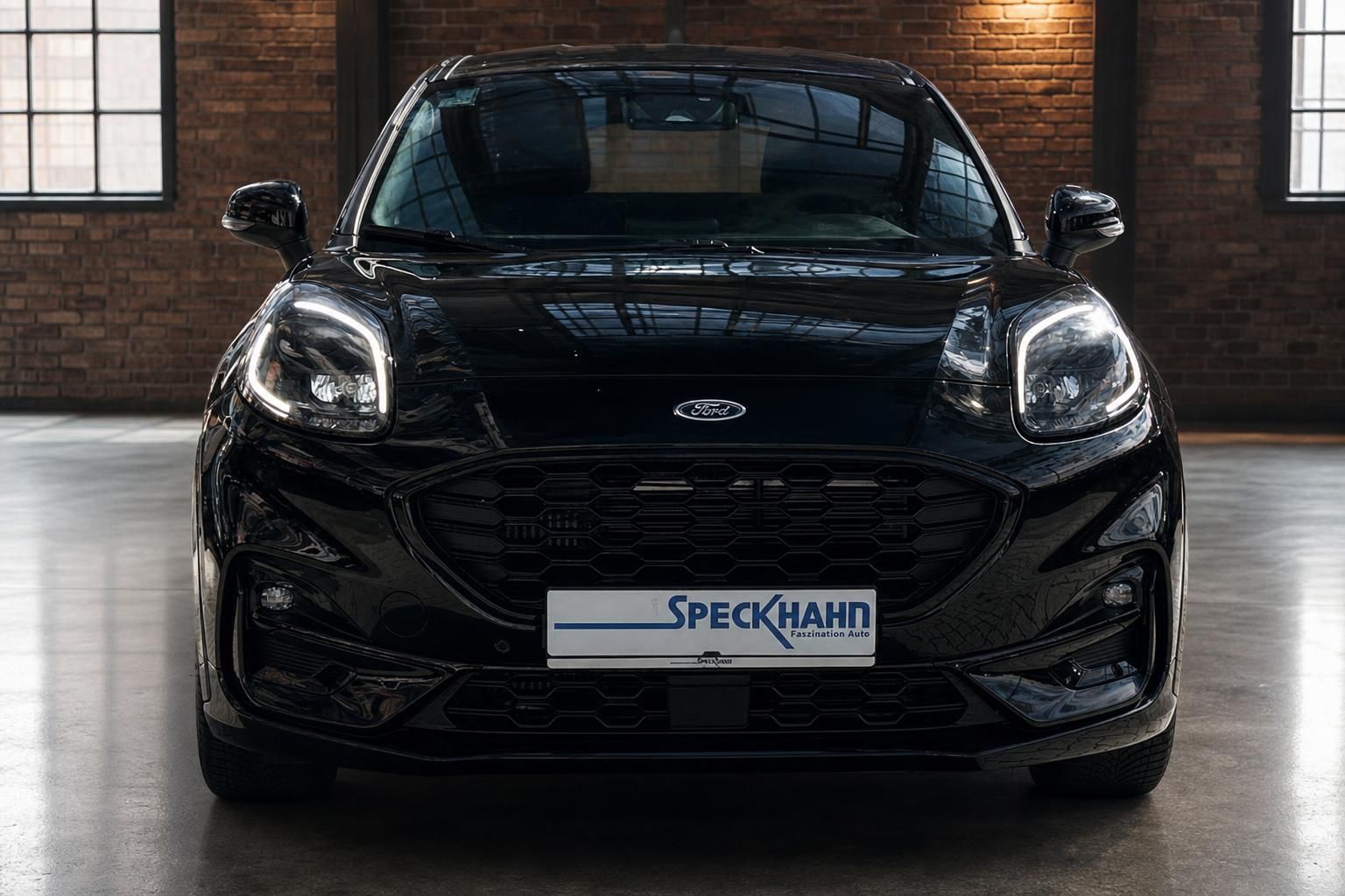 Ford Puma schwarz Frontansicht mit LED-Scheinwerfern beim Haendler Speckhahn