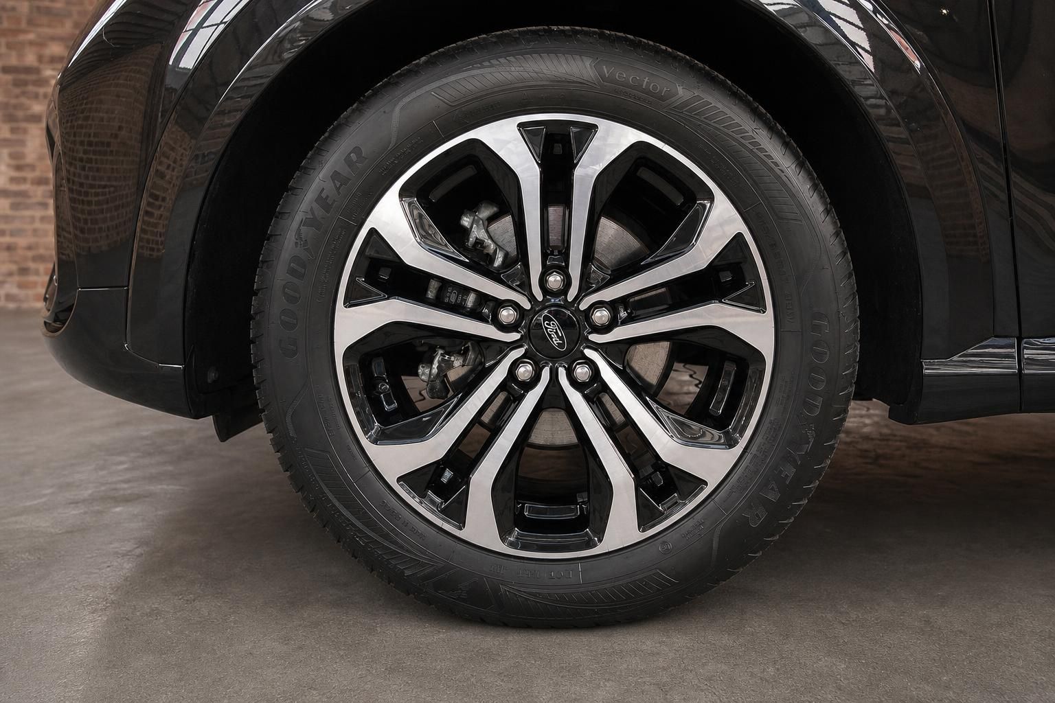 Ford Puma Leichtmetallfelge mit Goodyear Reifen Nahaufnahme