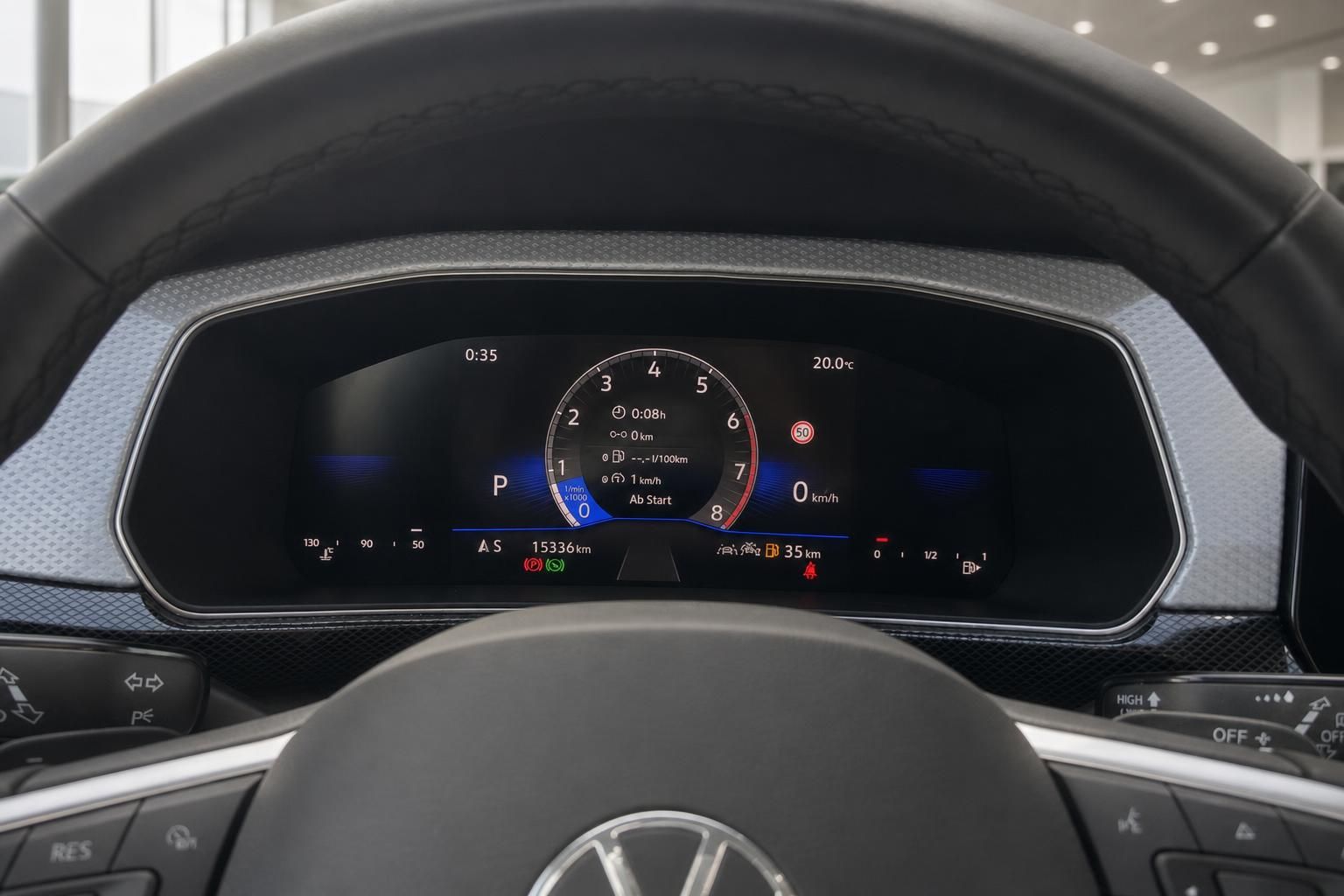 Digitales Kombiinstrument mit Tacho und Fahrdaten im Cockpit
