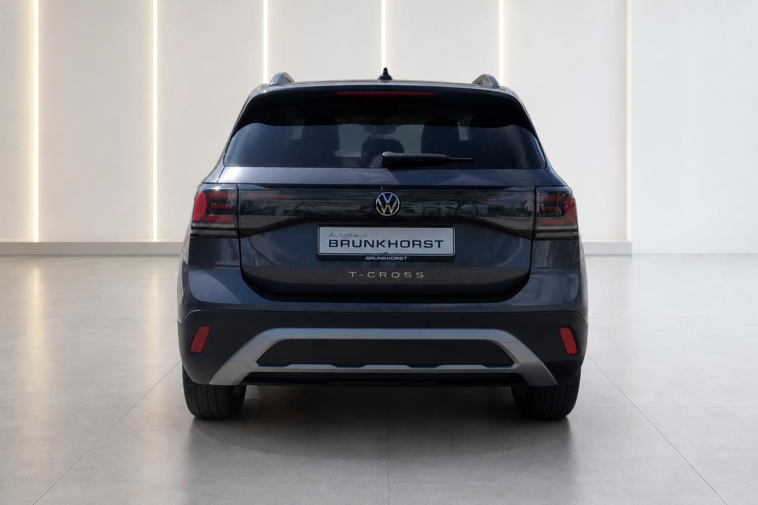 VW T-Cross in Blau, Heckansicht im Autohaus Brunkhorst