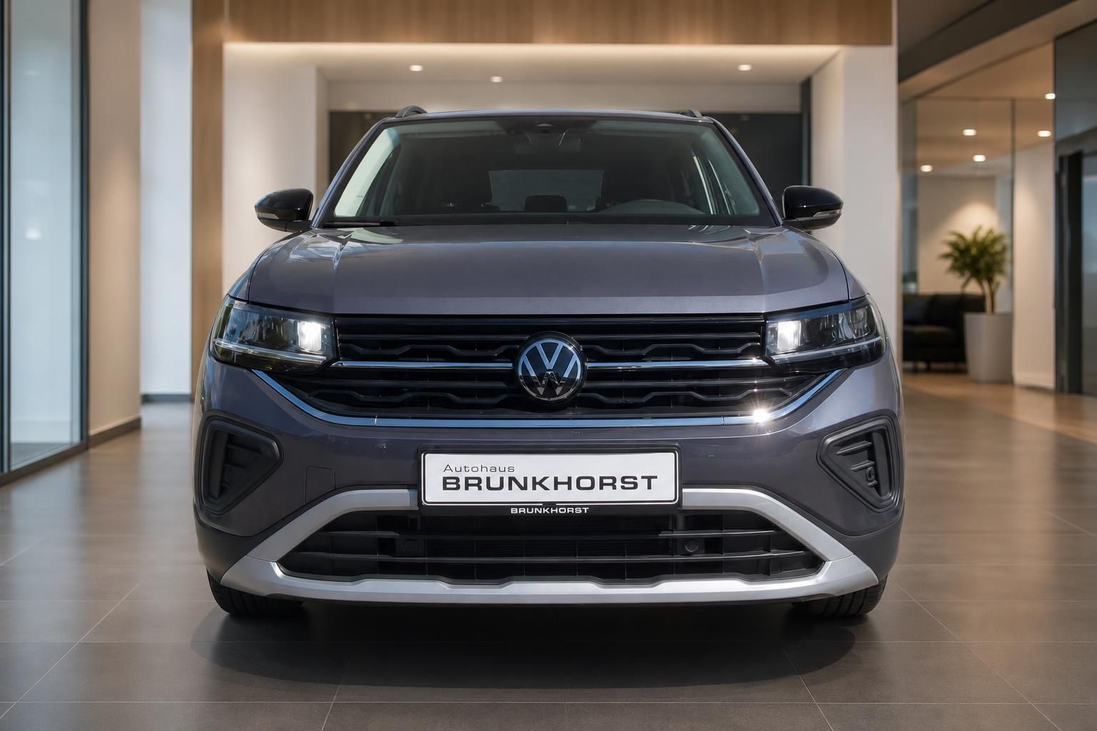 VW T-Cross Grau, Frontalansicht im Showroom Brunkhorst