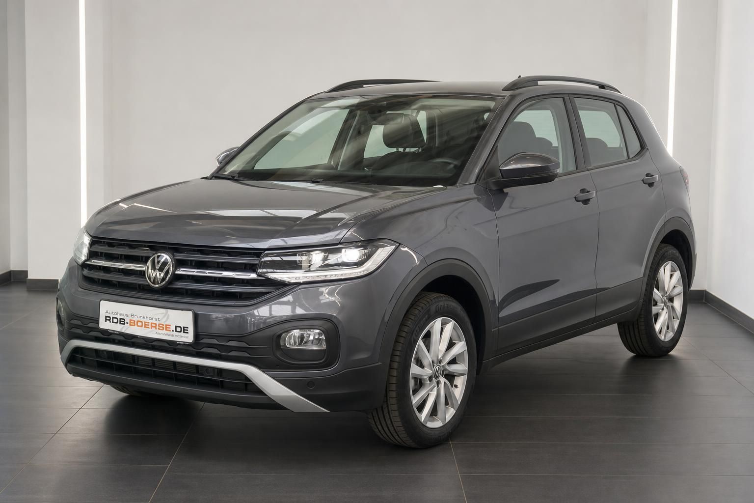 VW T-Cross Grau metallic, Frontansicht schräg im Showroom