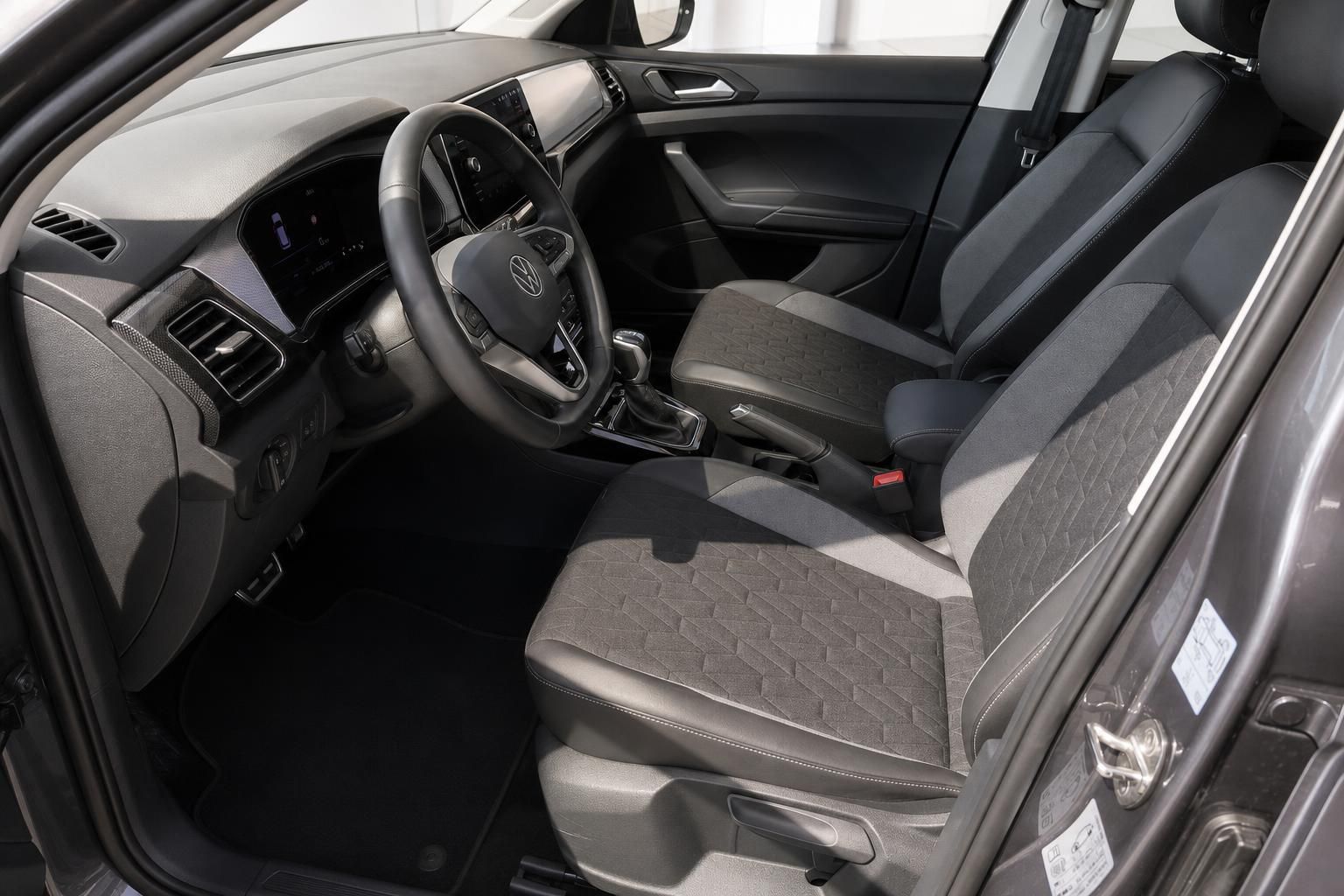 VW T-Cross Innenraum mit Fahrersitz und Cockpit im Detail