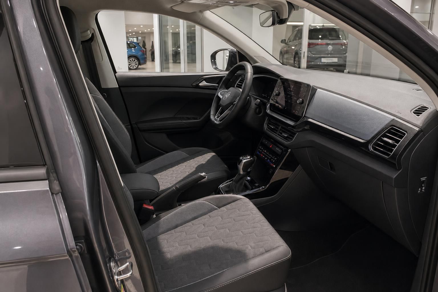 VW T-Roc Innenraum Vordersitze und Armaturenbrett Detailansicht