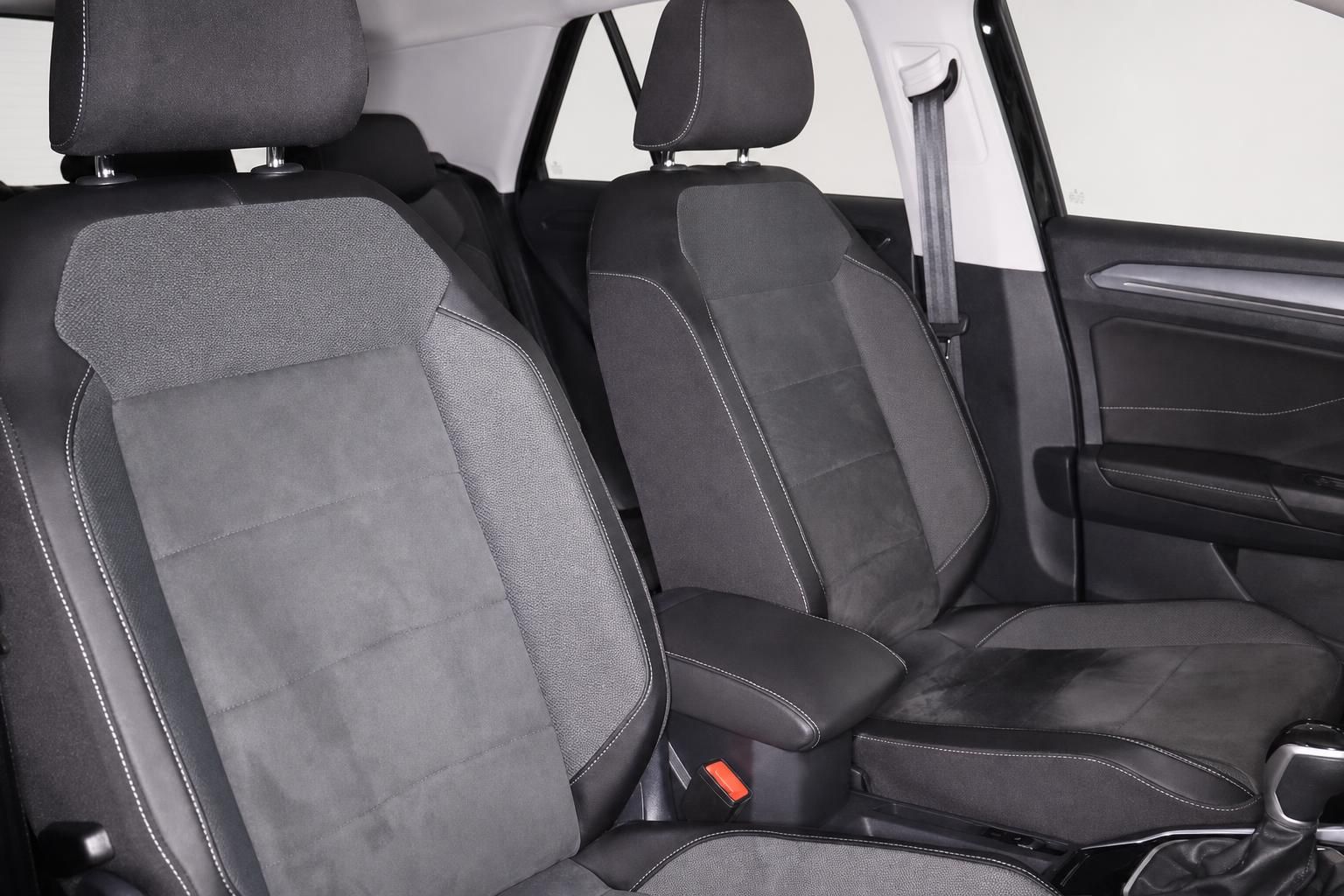 Vordersitze im Fahrzeuginnenraum mit Alcantara-Bezug und Mittelarmlehne