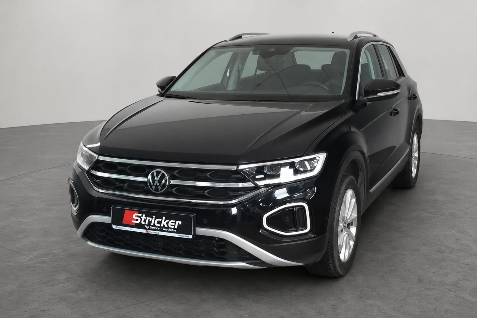 VW T-Roc schwarz Frontansicht seitlich Studiofoto