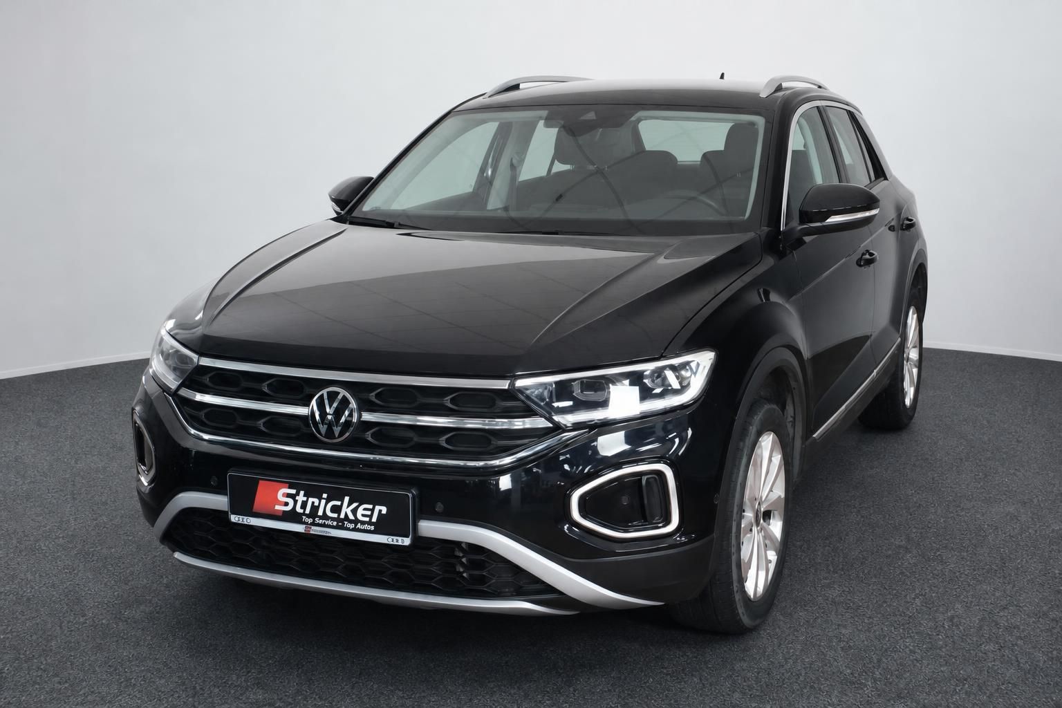 VW T-Roc schwarz Frontansicht Studioaufnahme