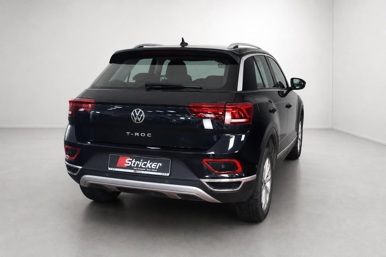 VW T-Roc schwarz Heckansicht mit Rückleuchten