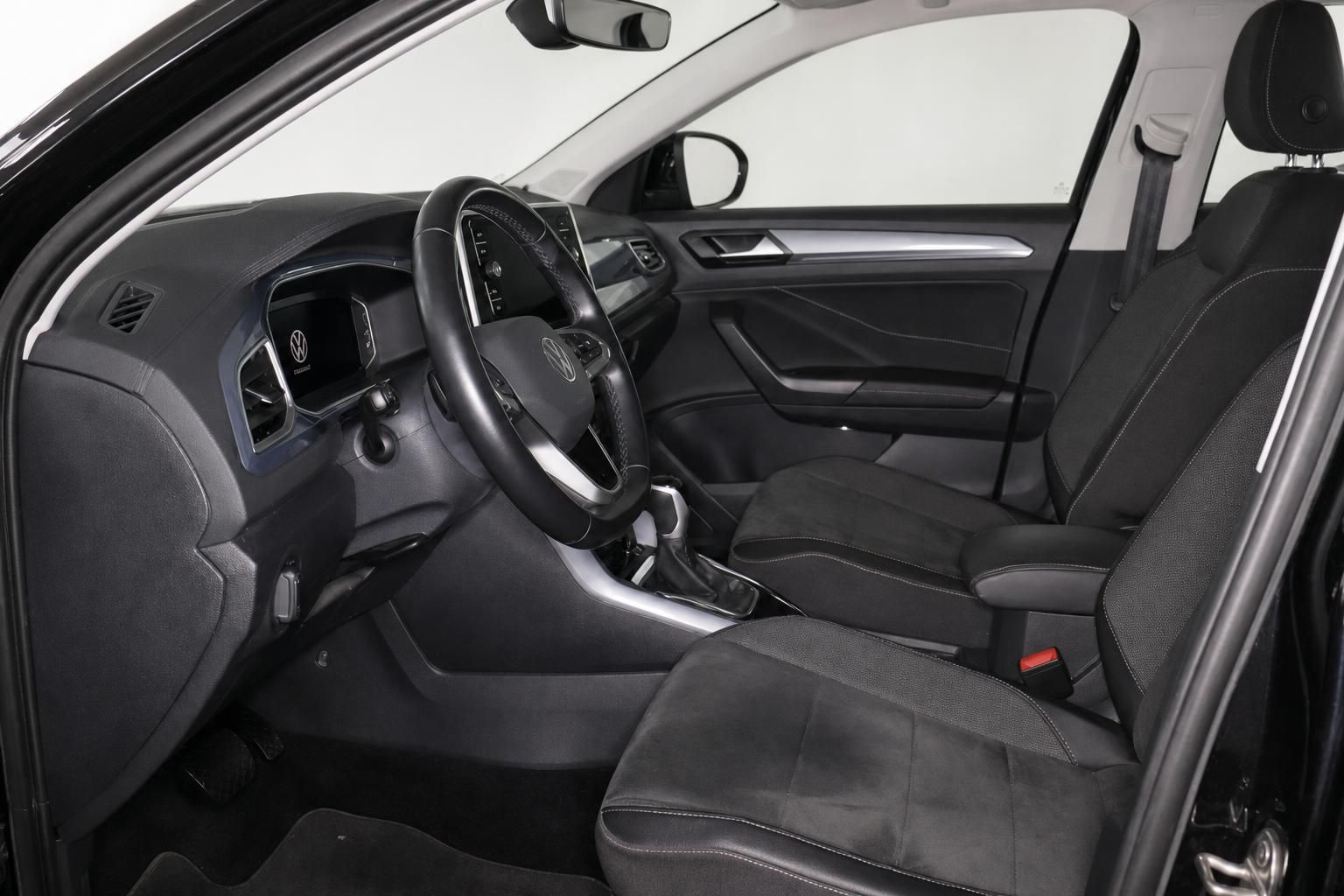 VW T-Roc Fahrerseite Innenraum mit Lenkrad und Armaturenbrett