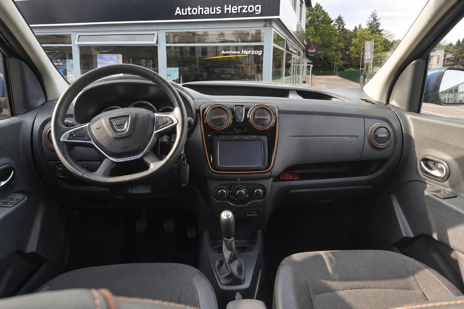 Dacia Stepway Innenraum mit Lenkrad und Armaturenbrett - moderne Fahrzeugausstattung