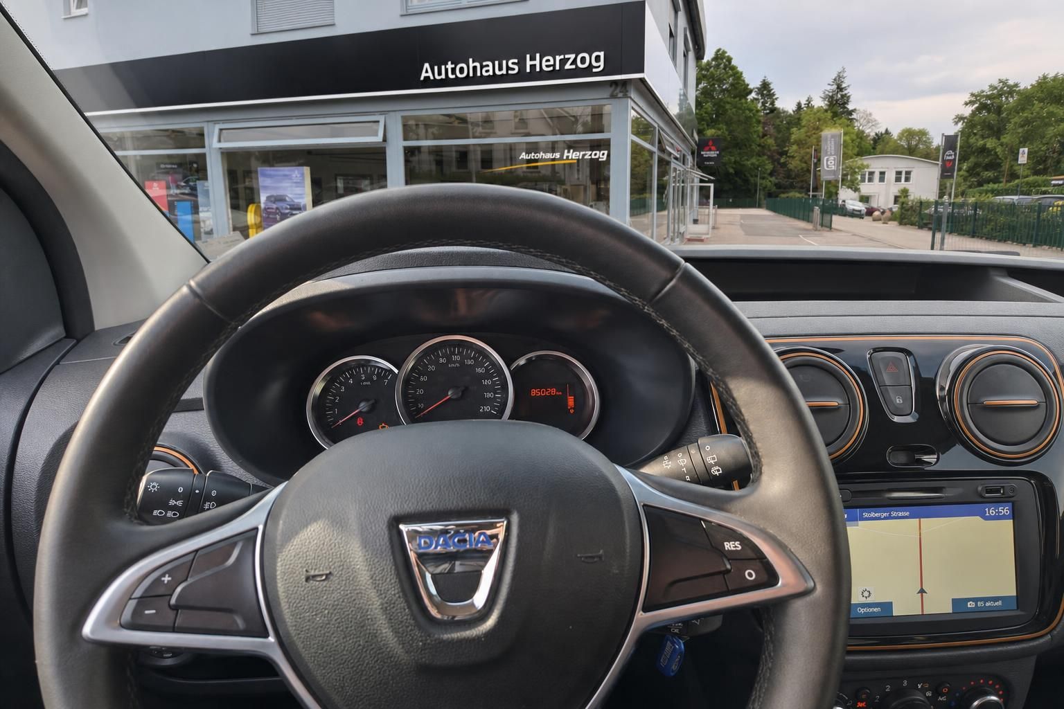 Dacia Stepway Cockpit - Lenkrad mit Dacia-Logo und Armaturenbrett vor Autohaus Herzog