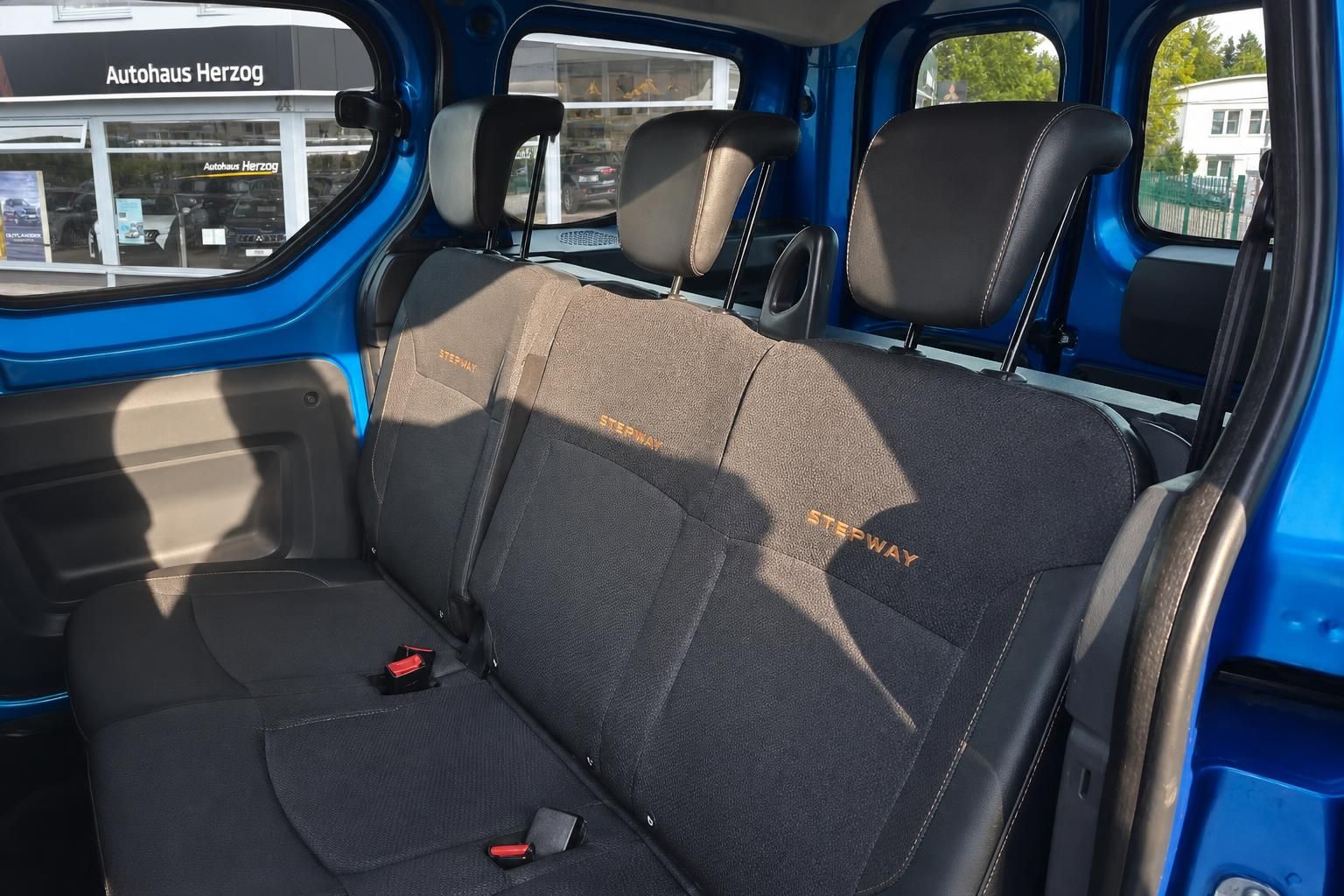 Dacia Stepway Innenraum - Rücksitze mit Stepway-Schriftzug und blauer Karosserie
