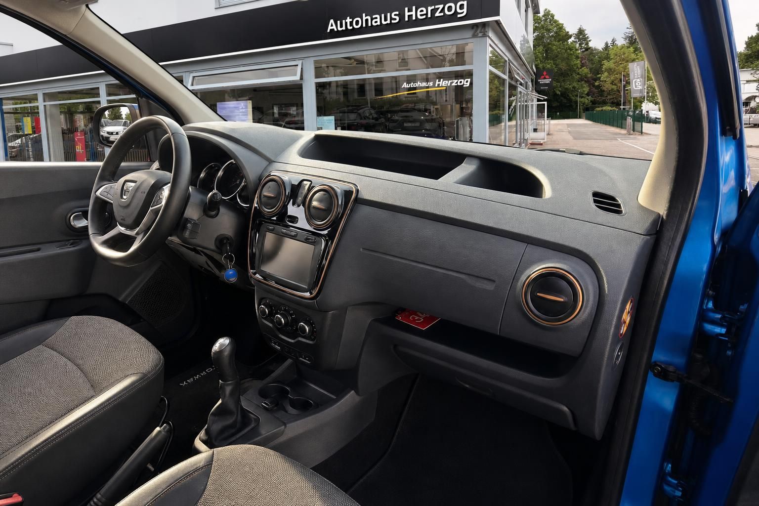 Dacia Stepway Innenraum - Komplette Cockpit-Ansicht mit Lenkrad und Armaturenbrett