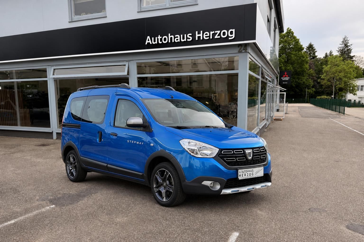 Blauer Dacia Stepway Schrägansicht vor Autohaus Herzog - gebrauchter Kleinwagen zu verkaufen