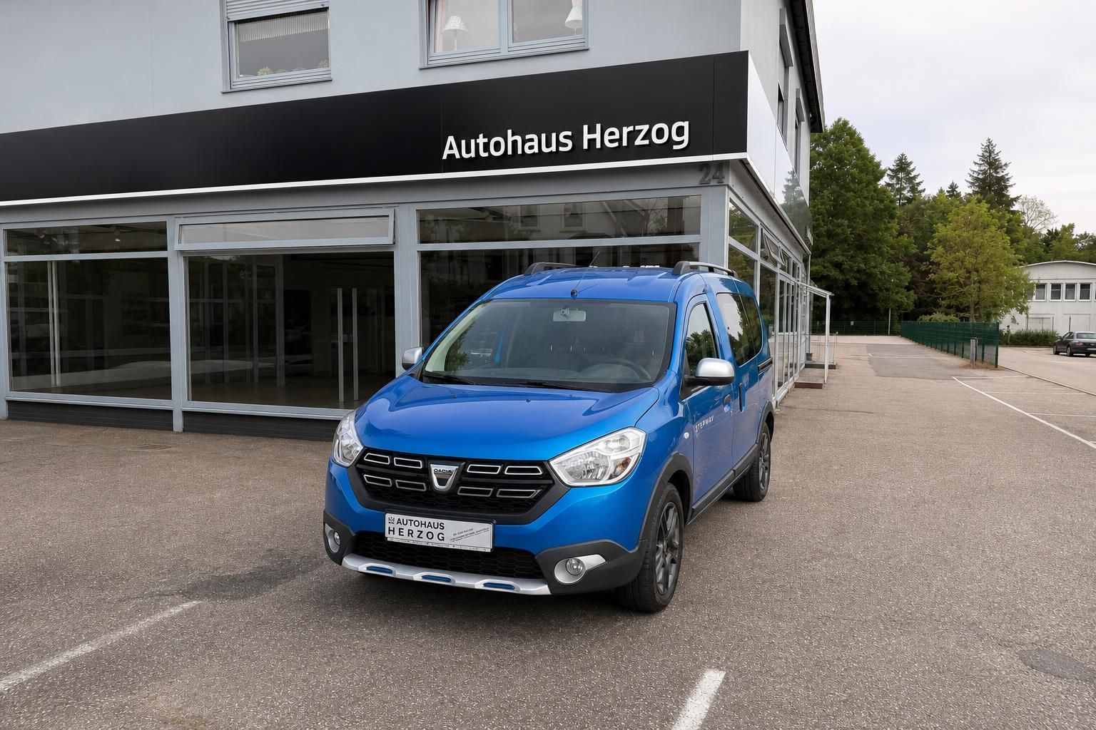 Blauer Dacia Stepway Frontansicht vor Autohaus - kompakter Crossover mit modernem Design